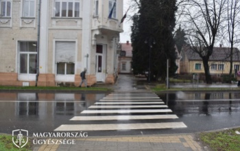 Párás szélvédővel vezetett, elütötte a gyalogost, vádat emeltek ellene