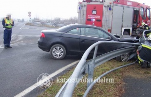 Szalagkorlátnak ütközött egy autó az M7-esen