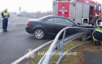 Szalagkorlátnak ütközött egy autó az M7-esen