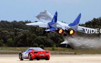 Gyorsulási verseny orosz módra: Lamborghini vs. vadászgép