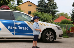 Somogyi rendőrök leptek meg egy fiatal szülinapost