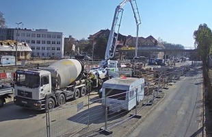 Így rakták le az épülő gyalogos híd 50 méteres pilonjának alapját - videó