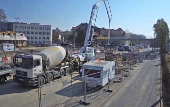 Így rakták le az épülő gyalogos híd 50 méteres pilonjának alapját - videó