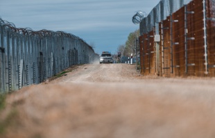 Közel 600 migránst kaptak el a rendőrök