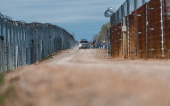 Közel 600 migránst kaptak el a rendőrök