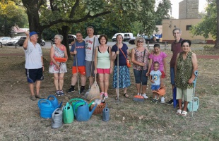 Önkéntesek öntözték meg a Cseri park frissen ültetett fáit