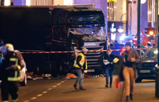 Teherautó hajtott a tömegbe egy berlini karácsonyi vásárban