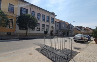 Kezdődik a Fő utca aszfaltozása