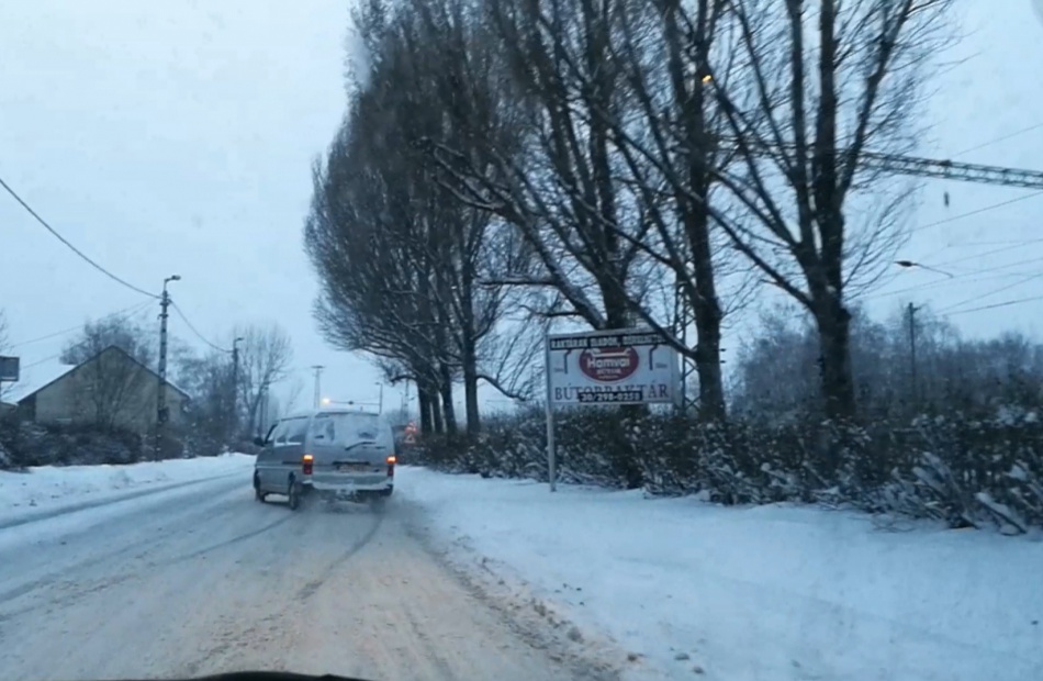 Kicsit megjáratta a furgont a havas úton