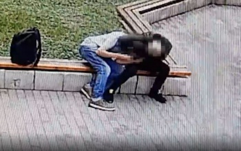 Ok nélkül fojtogatta a buszra váró utast az őrjöngő külföldi férfi