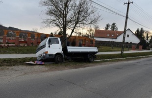 Táblát döntött és árokba hajtott a kisteherautó ittas sofőrje