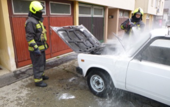 Lángolt egy autó a Kinizsi lakótelepen