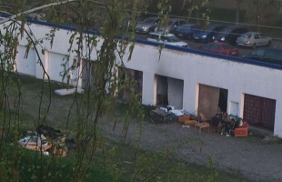 Már kisebb lakótelepet alakítottak ki a Pipacs garázssornál a hajléktalanok