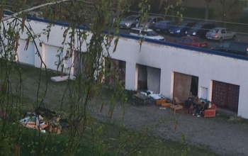 Már kisebb lakótelepet alakítottak ki a Pipacs garázssornál a hajléktalanok