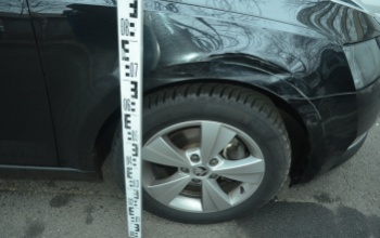 Meghúzta a parkoló kocsit, majd elhúzott a helyszínről