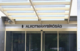 Alkotmányos az egyoldalú szerződésmódosításokról szóló törvény