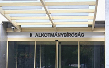 Alkotmányos az egyoldalú szerződésmódosításokról szóló törvény