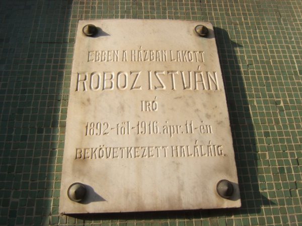 A kétszer felavatott Roboz-emléktábla