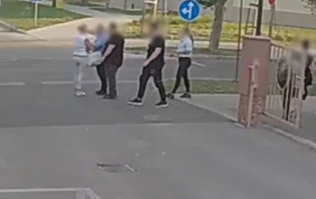 Balhé a kaposvári kórháznál: nekiesett egy nő a kórházi rendésznek - VIDEÓ