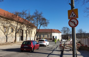 Már csak egy irányba lehet közlekedni a Hársfa utcában