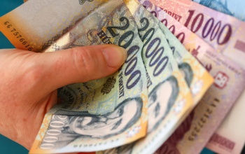 Már érkeznek az emelt fizetések a legkisebb keresetűeknél