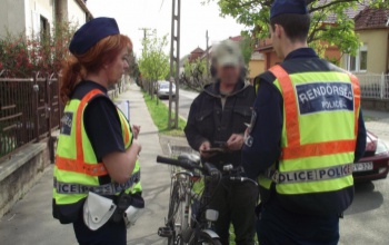 Láthatósági eszközöket oszt pénteken a rendőrség