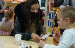 Adventi játszóházzal várták a családokat a Petőfi óvodában