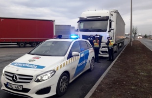 Tehergépkocsikat és buszokat ellenőriznek