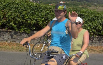 220 km vakokkal a Balaton körül – A szívünkkel látjuk a világot