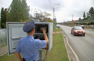 Dobozba rejtett traffipax fogja a gyorshajtókat