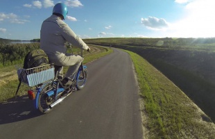 Motorosok a kerékpárúton