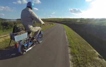 Motorosok a kerékpárúton