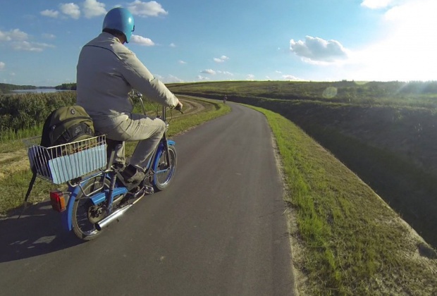 Motorosok a kerékpárúton