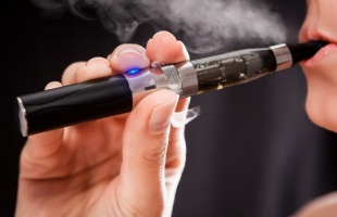 Harcba kezd az e-cigik ellen a WHO