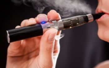 Harcba kezd az e-cigik ellen a WHO
