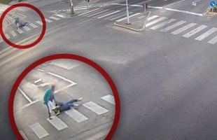 A zebrán cibálta a rabló az idős nőt, aki nem akarta elengedni a táskáját - videóval