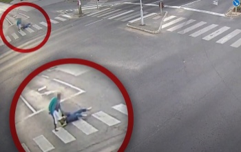 A zebrán cibálta a rabló az idős nőt, aki nem akarta elengedni a táskáját - videóval