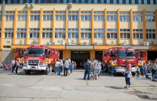 Bevették a gyerekek és szüleik a tűzoltóságot