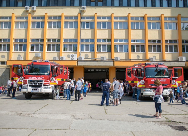Bevették a gyerekek és szüleik a tűzoltóságot