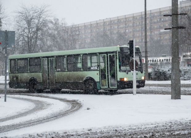 Hóhelyzet: a városban járhatóak az utak, városon kívül vannak fennakadások