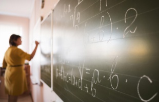 Átlagosan 32,2 százalékkal nő a tanárok és óvónők bére