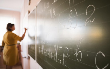 Átlagosan 32,2 százalékkal nő a tanárok és óvónők bére