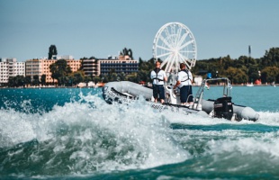 Magatehetetlenül sodródott egy elektromos csónak a Balatonban