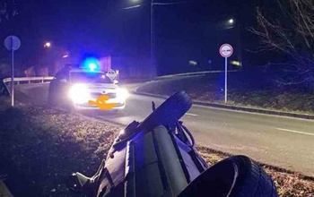 Elvétette a kanyart, így került a Clio az árokba a Cseri úton