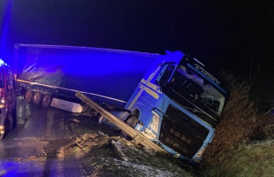 Átszakította a szalagkorlátot és árokba borult egy kamion