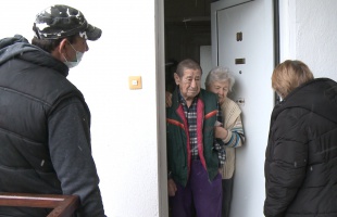 Kaposváron mintegy 100 önkéntes segíti az idősek mindennapjait