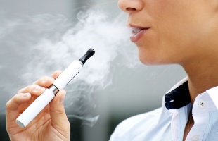 Péntektől tilos a vasúton e-cigarettát használni