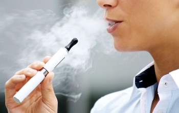 Péntektől tilos a vasúton e-cigarettát használni