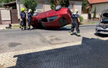 Baleset történt a Gyár utcában, a tetejére borult egy autó