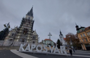 Idén a Kossuth térre került az óriás KAPOSVÁR felirat